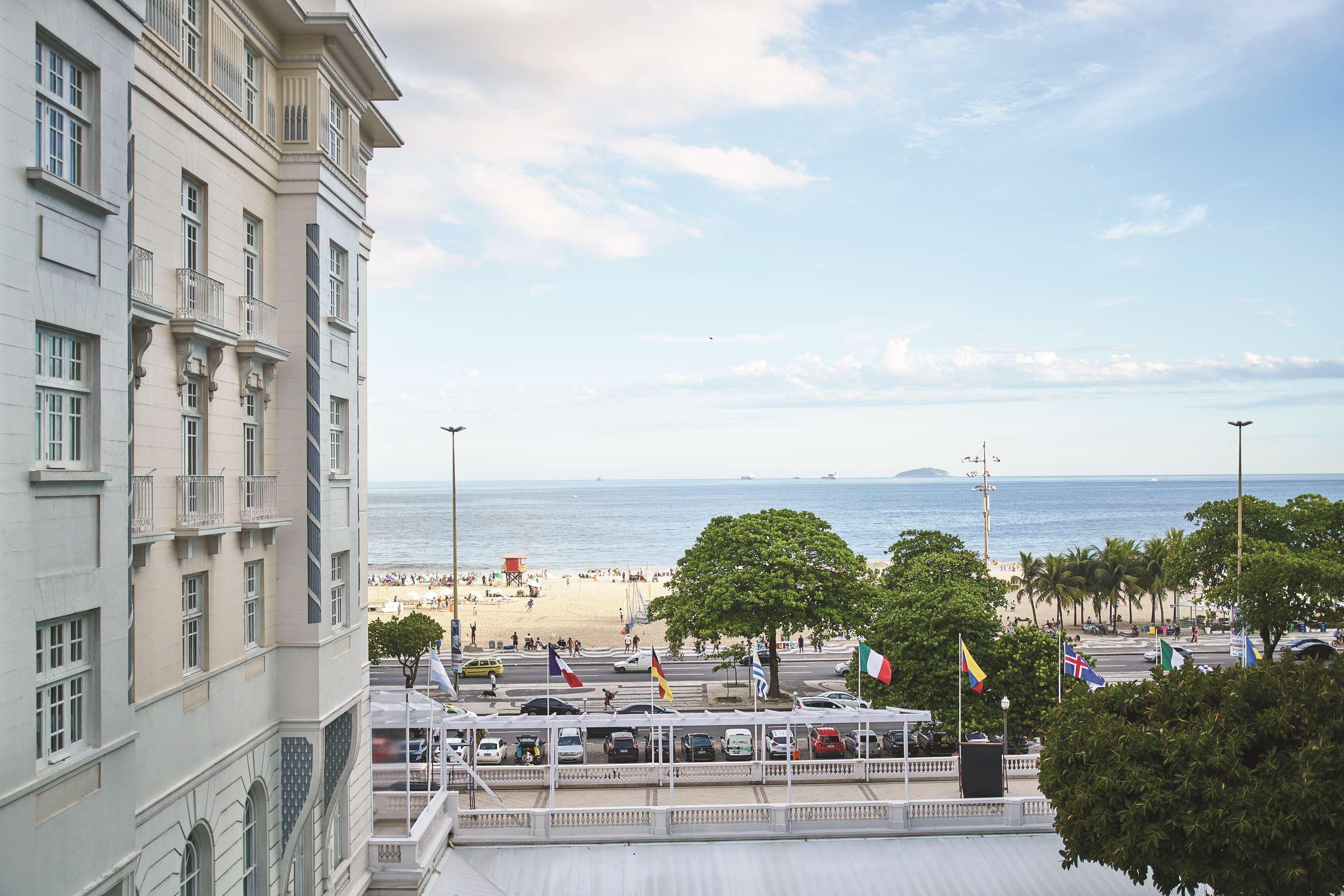 Copacabana Palace, A Belmond Hotel, Rio De Janeiro Ngoại thất bức ảnh View of the beach from the hotel