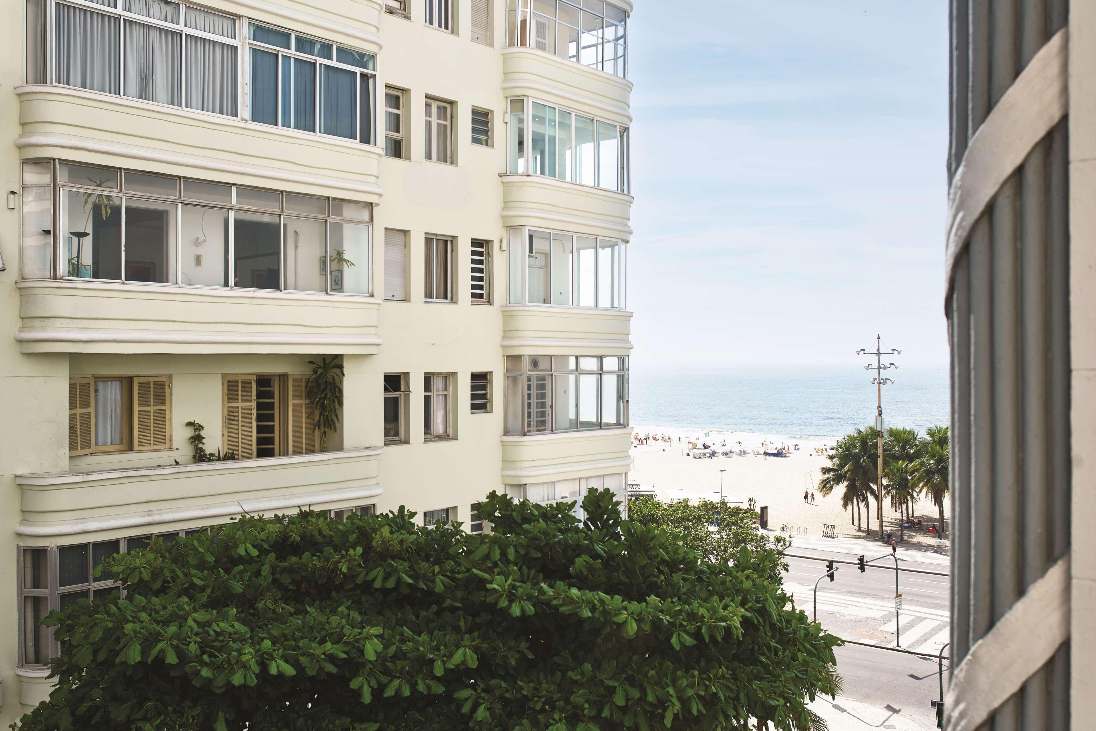 Copacabana Palace, A Belmond Hotel, Rio De Janeiro Ngoại thất bức ảnh View of the beach from the hotel